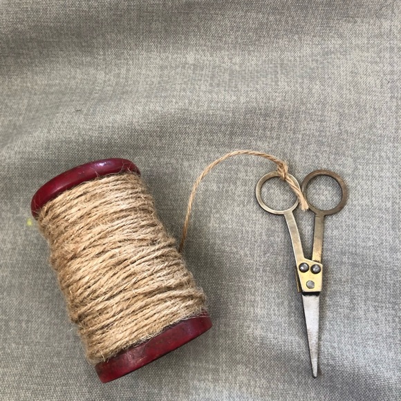 Wooden spool with jute twine and scissors - Picture 2 of 7